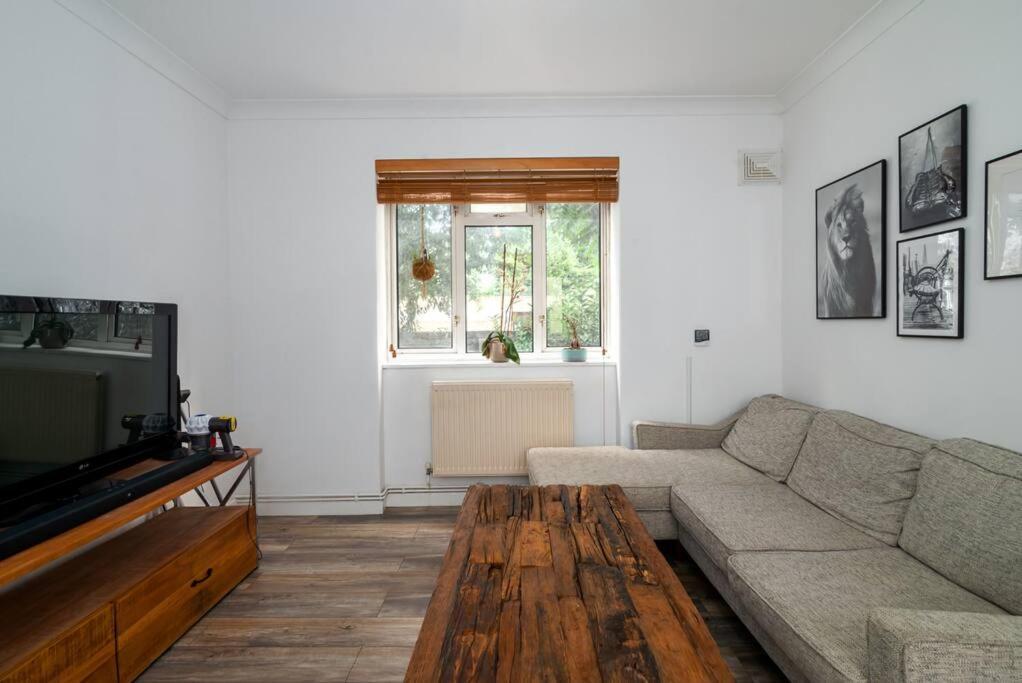 Stylish And Well Equipped Flat In Stockwell Apartment Londra Exterior foto